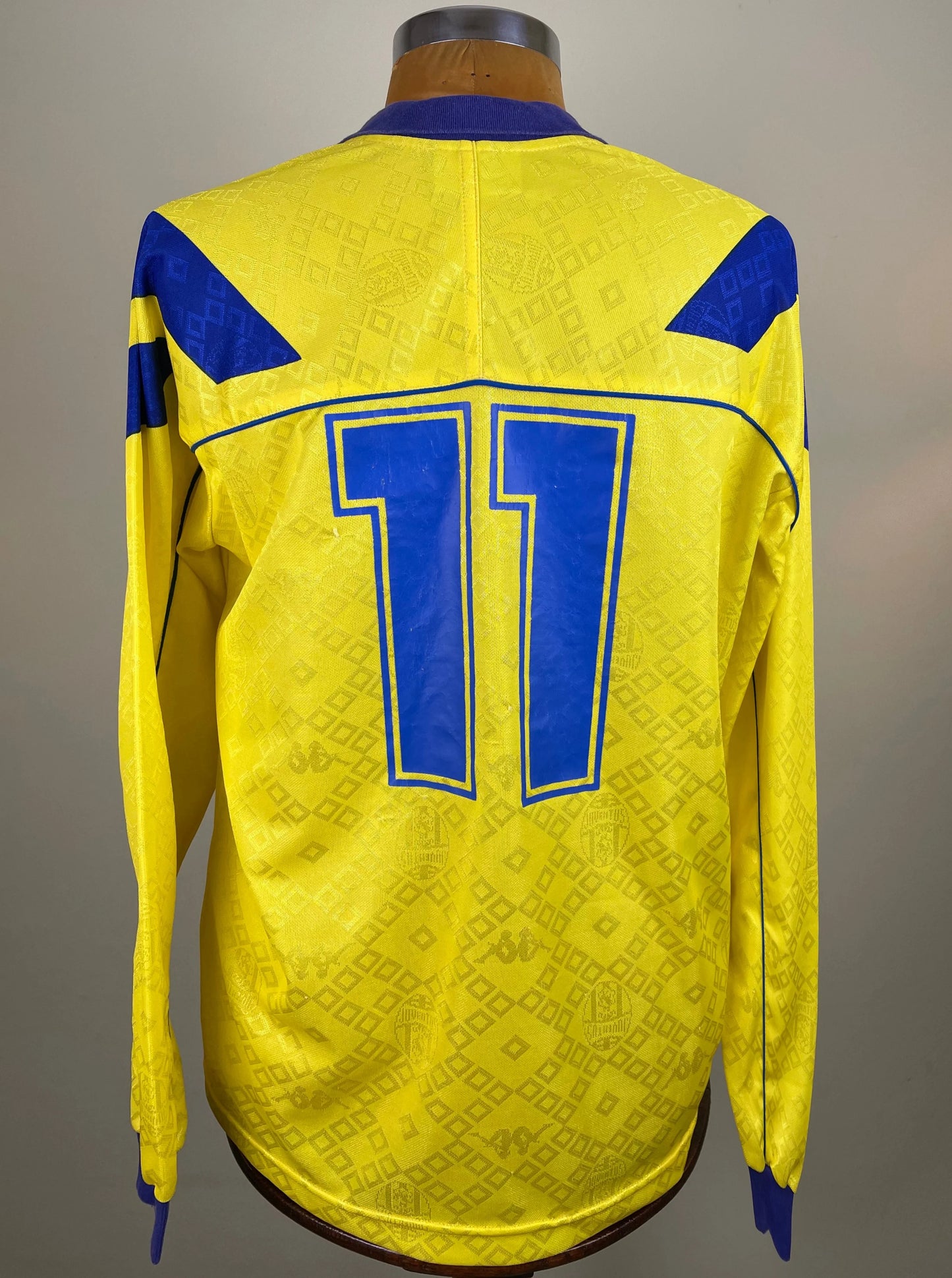 Fabrizio Ravanelli's long-sleeved 93-94 Juventus Away jersey featuring a yellow base with the number 11 painted in blue on the back.