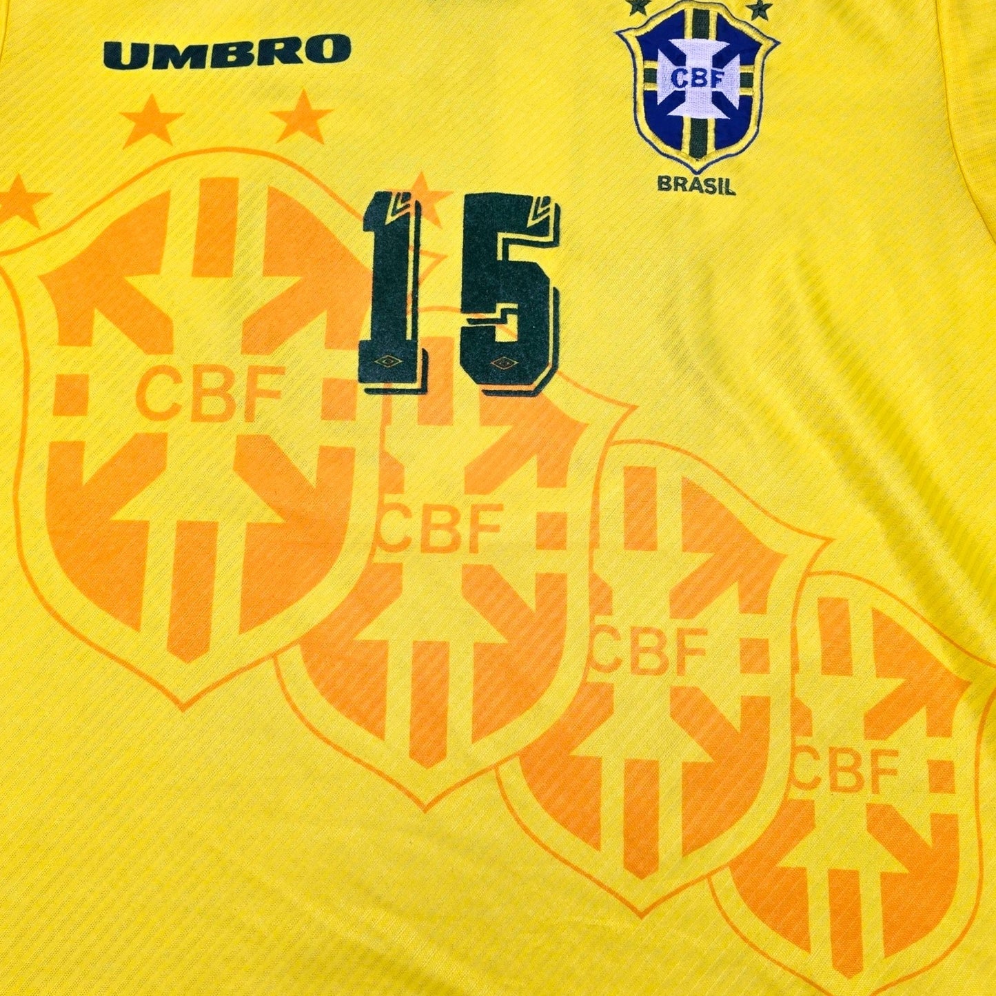 1994/96 Brazil Home Football Shirt (L) Umbro #15 (Santos)
