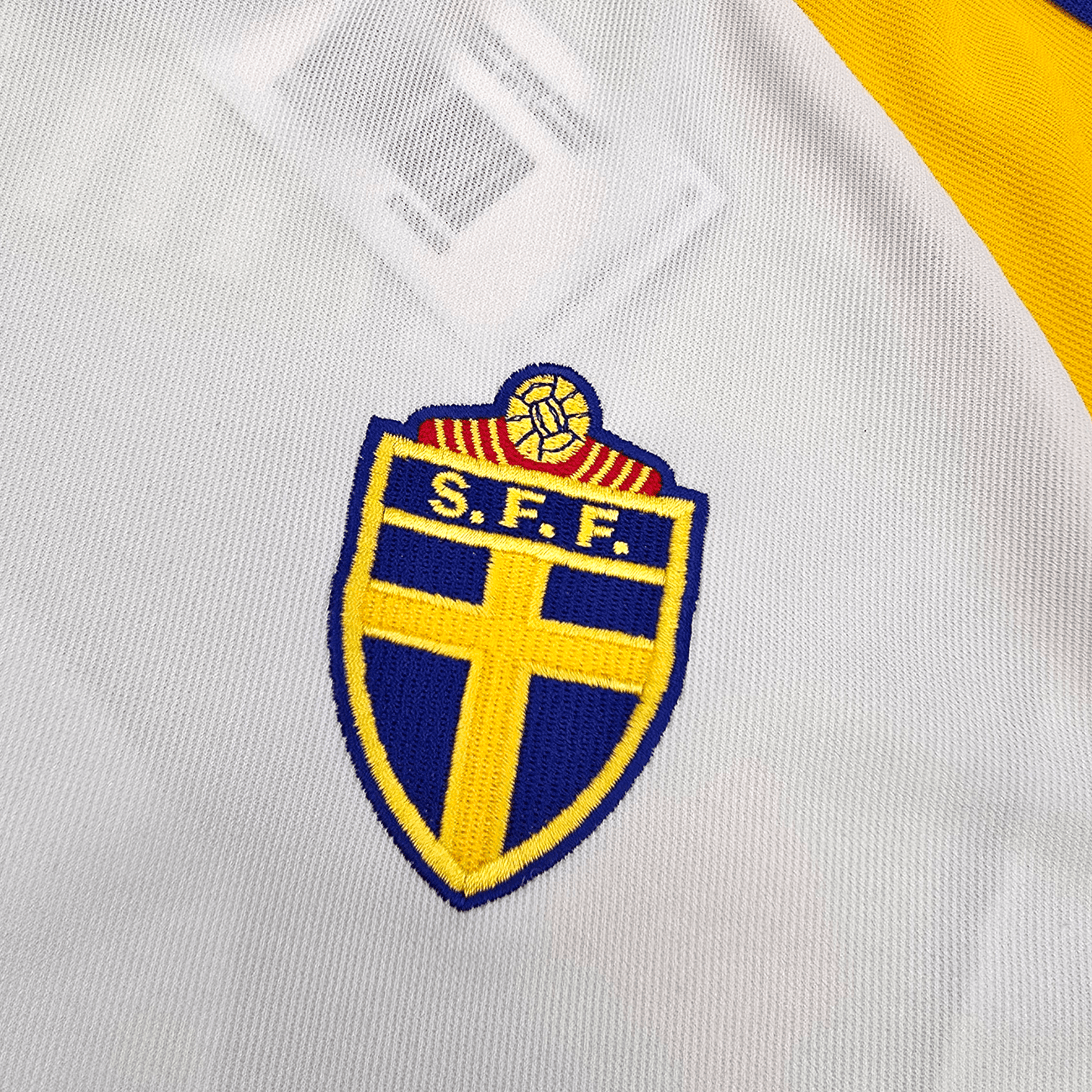 2002/03 Sweden Away Football Shirt (L) Adidas #11 Larsson