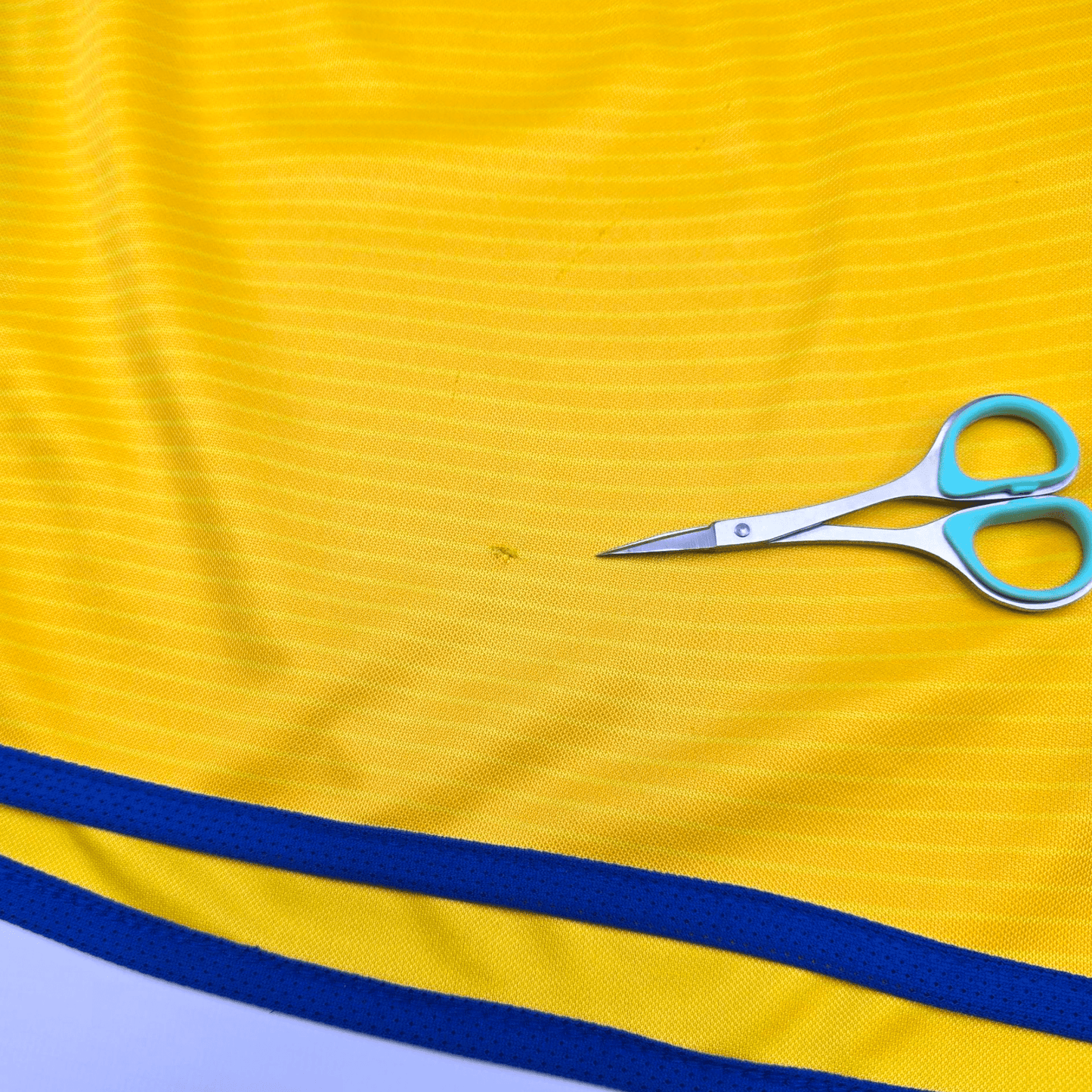 2003/04 Sweden Home Football Shirt (S) Umbro #10 Ibrahimovic