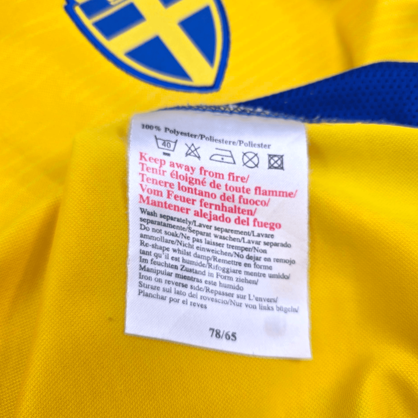 2003/04 Sweden Home Football Shirt (S) Umbro #10 Ibrahimovic