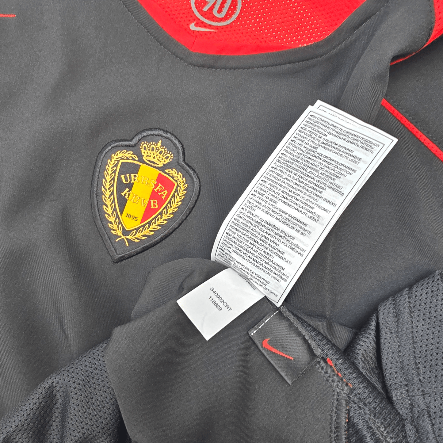 2004/06 Belgium Away Football Shirt (L) Nike