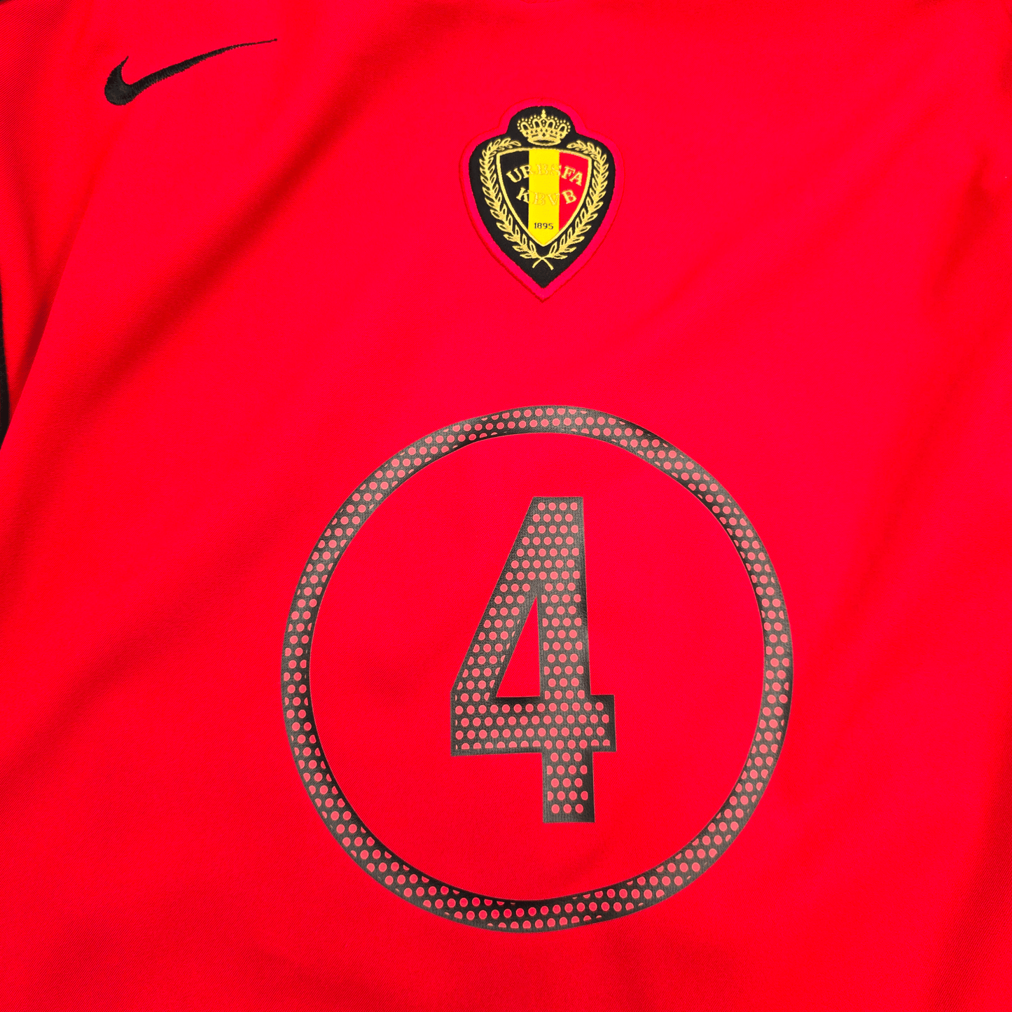 2004/06 Belgium Home Football Shirt (L) Nike #4 Van Buyten
