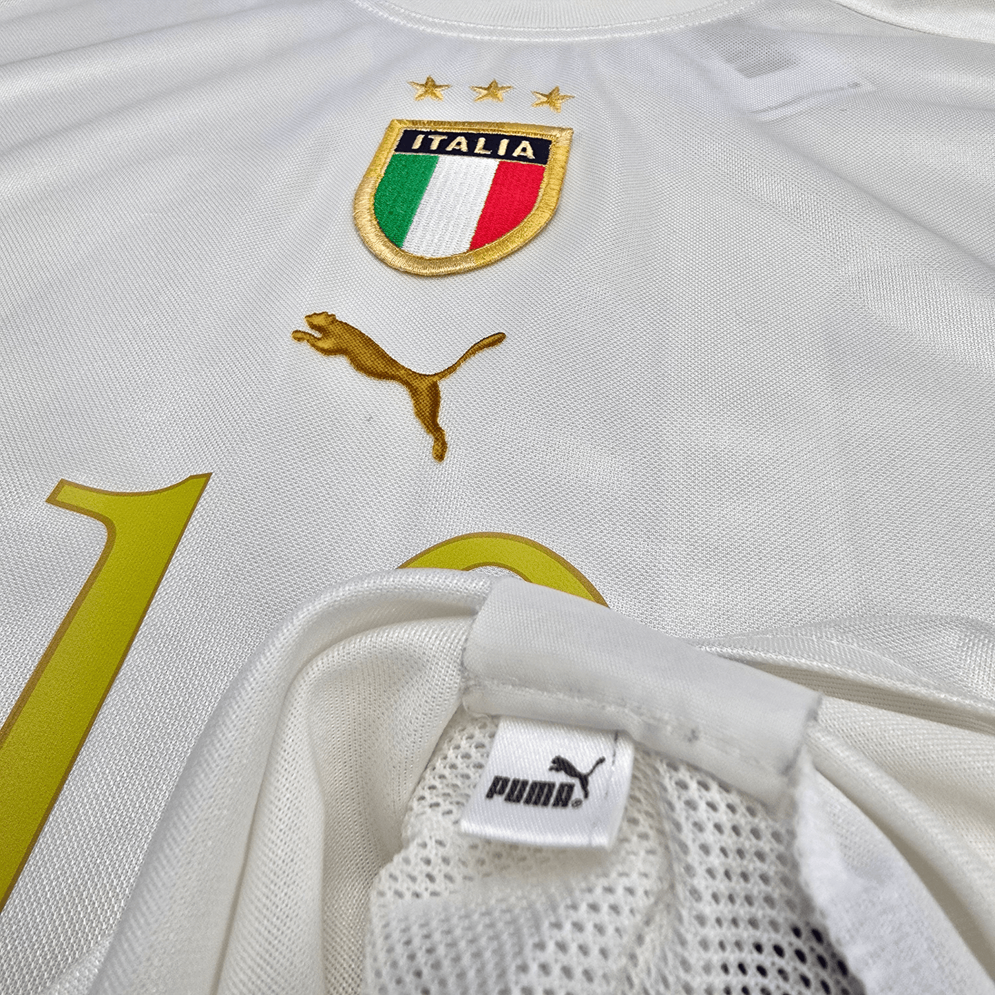 2004/06 Italy Away Football Shirt (M) Puma #10 Totti