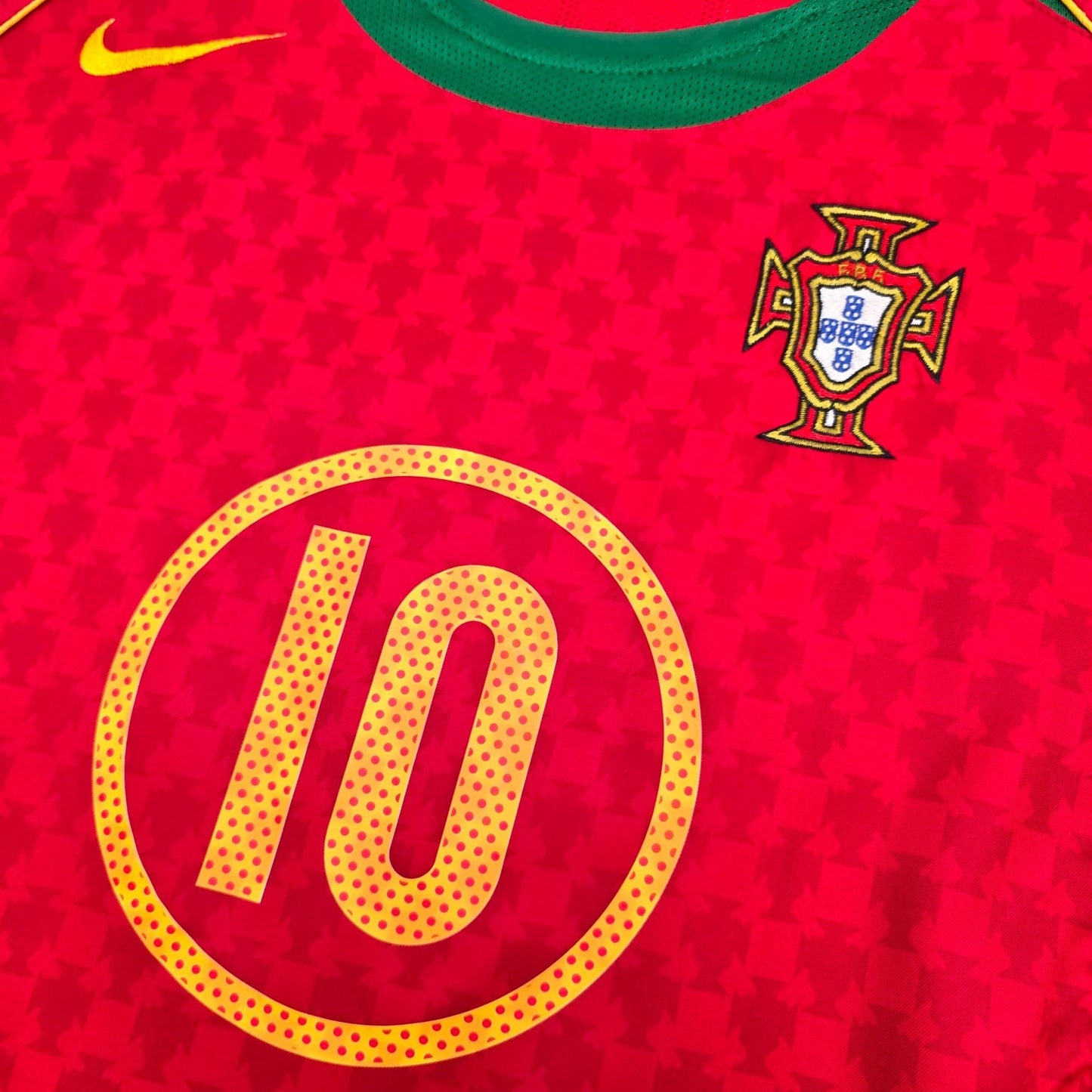 2004/06 Portugal Home Football Shirt (M) Nike #10 Rui Costa