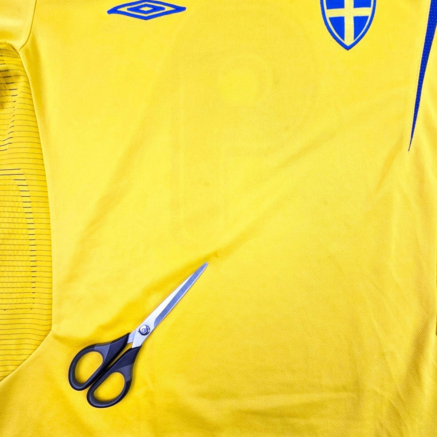 2006/07 Sweden Home Football Shirt (L) Umbro #9 Ljungberg