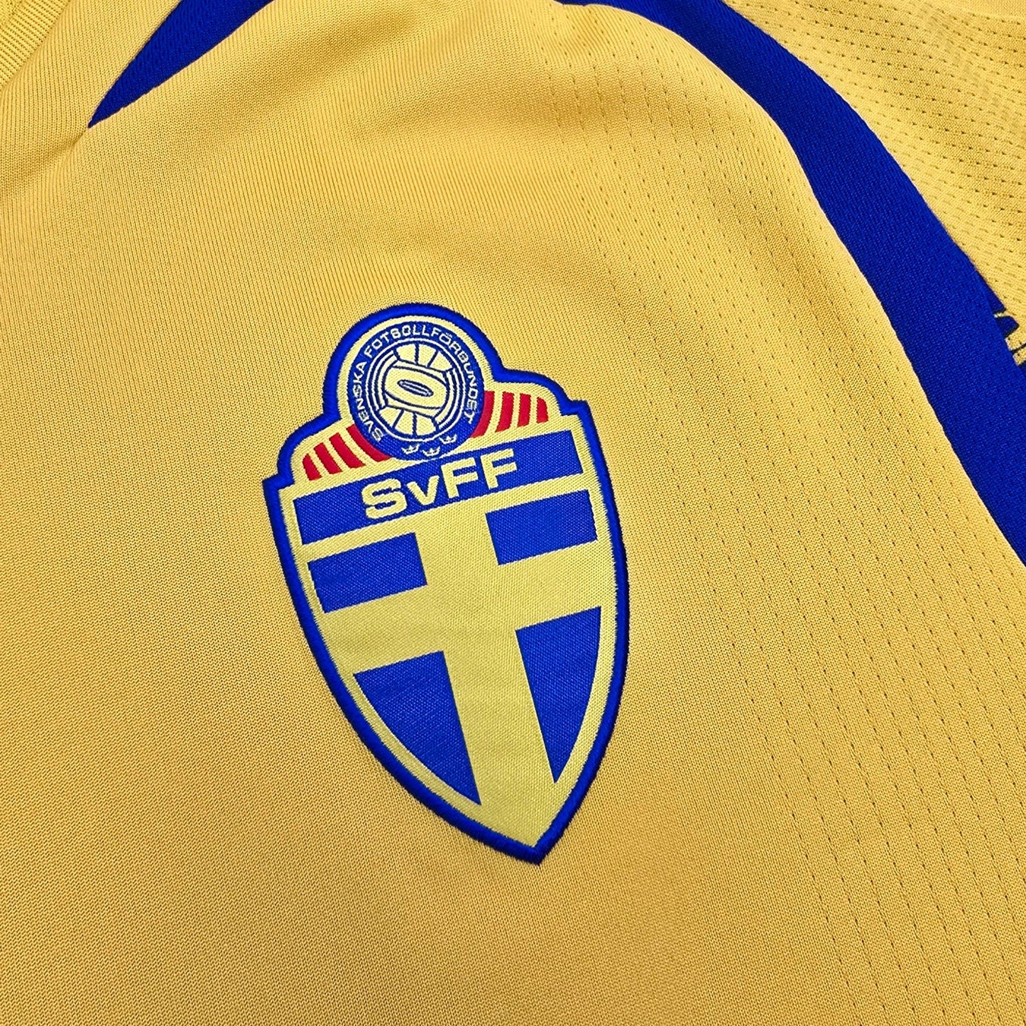 2008/10 Sweden Home Football Shirt (XL) Umbro