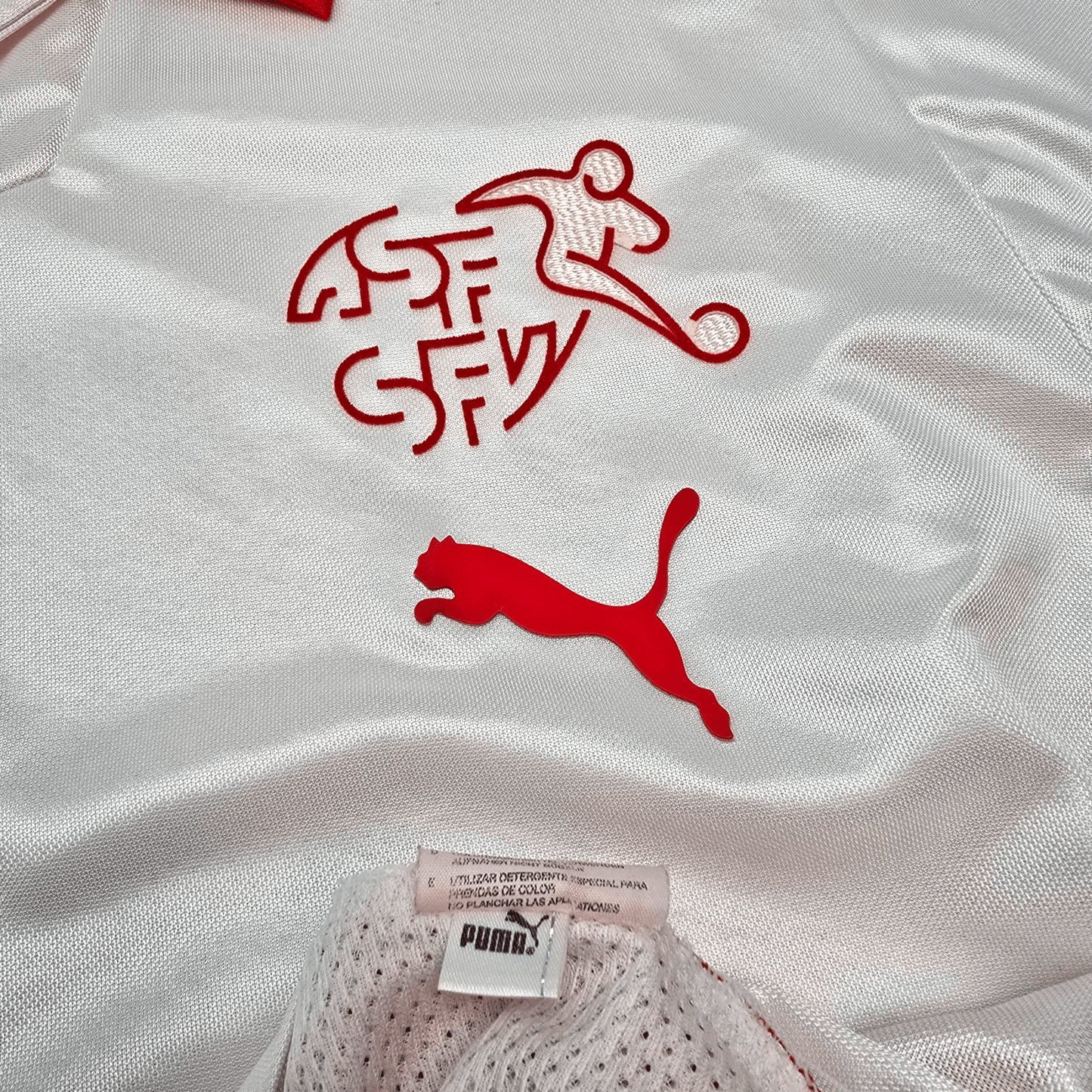 2008/10 Switzerland Away Football Shirt (L) Puma