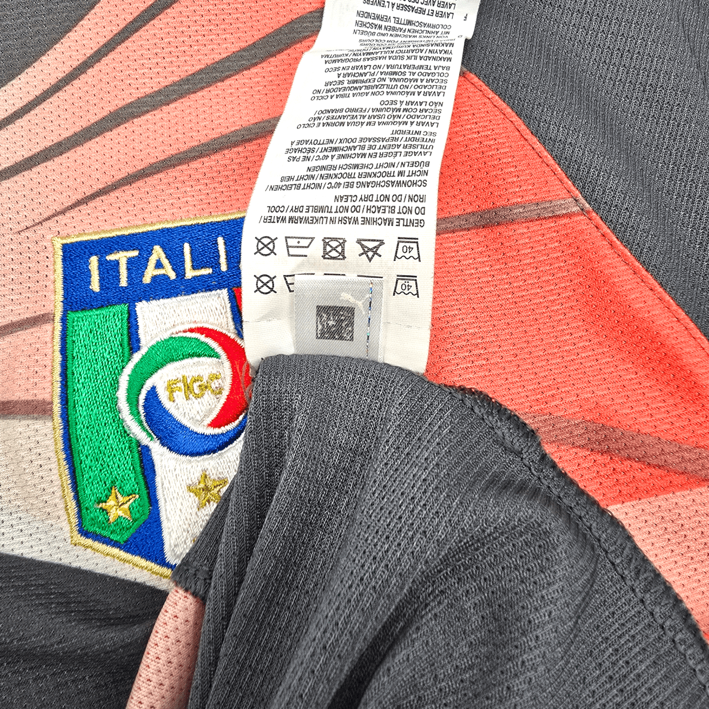 2010/11 Italy Goal Keeper Football Shirt (L) Puma #1 Buffon
