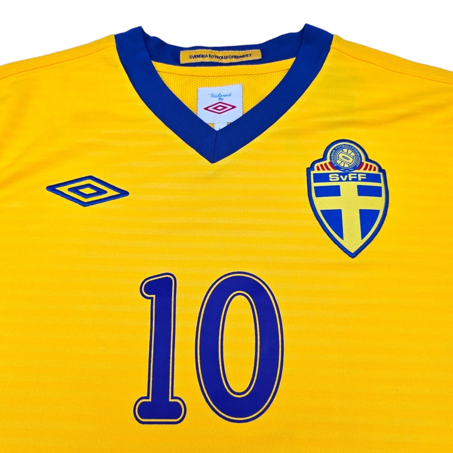 2010/12 Sweden Home Football Shirt (L) Umbro #10 Ibrahimovic