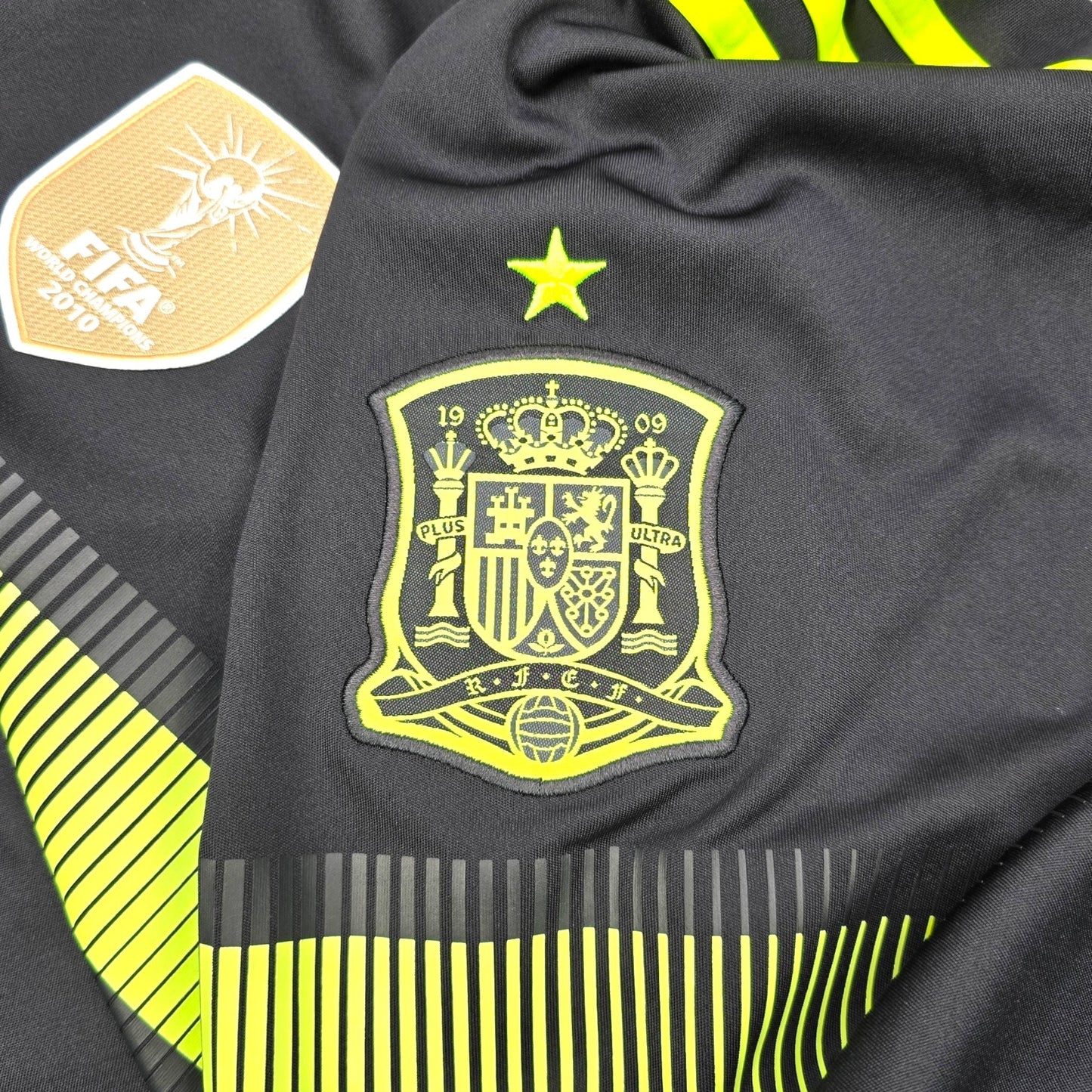 2013/15 Spain Away Football Shirt (XL) Adidas #6 Iniesta