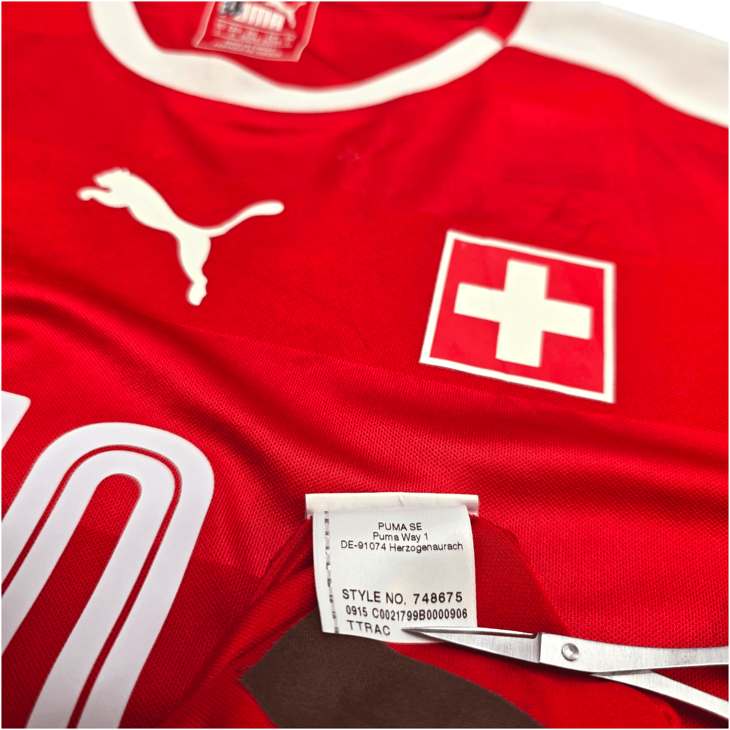 2016/17 Switzerland Home Football Shirt (L) Puma #10 Xhaka