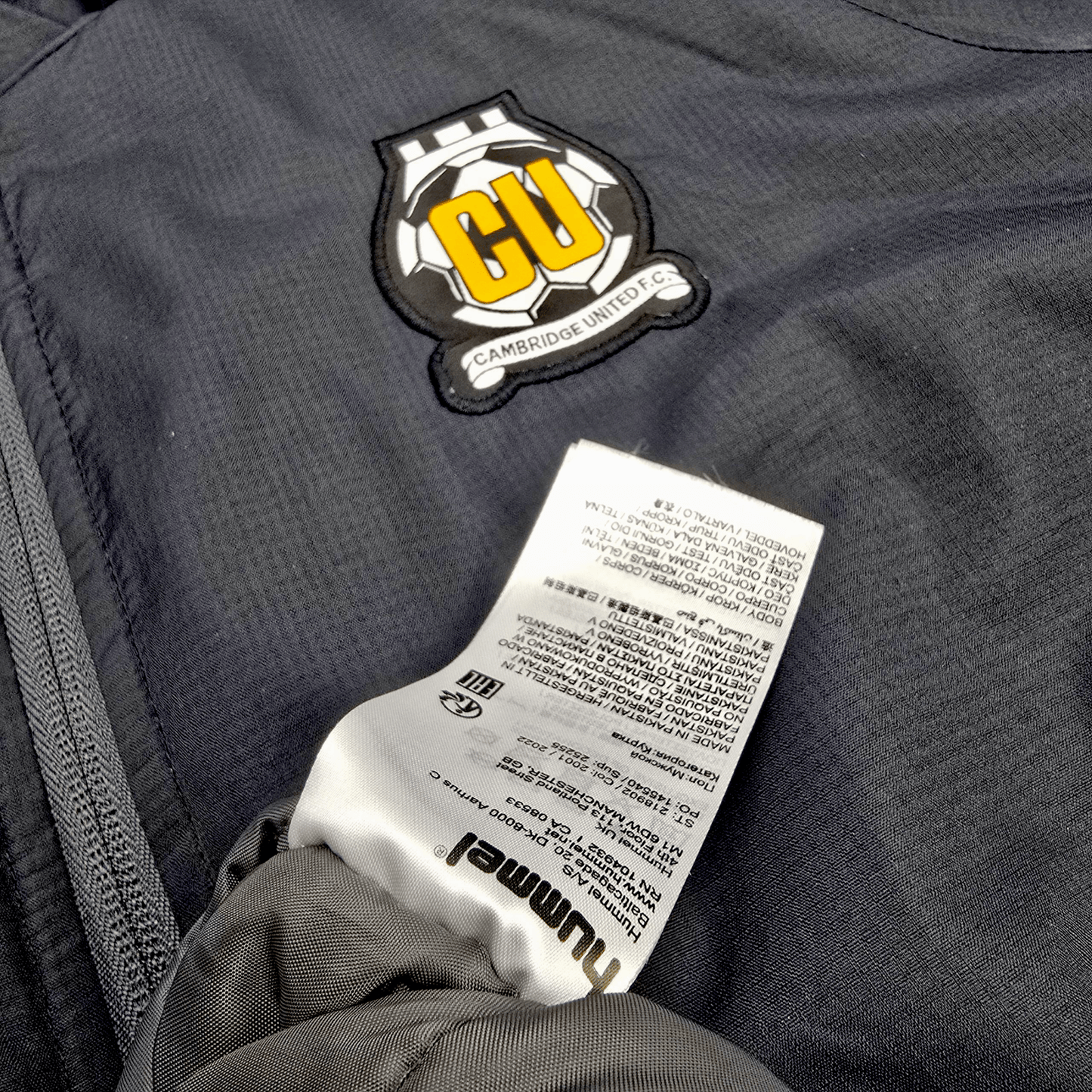 2021/22 Cambridge United Padded Bench Coat (M) Hummel