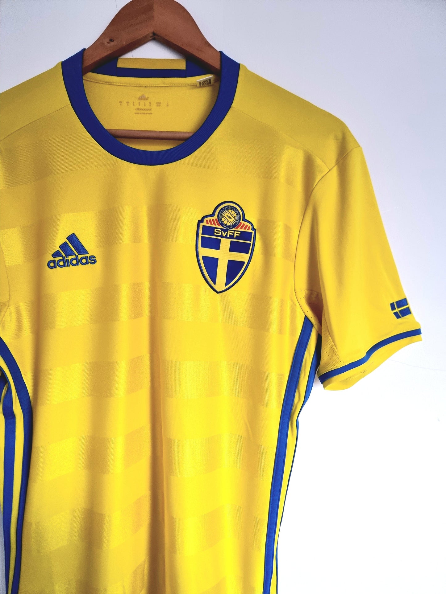 Adidas Sweden 16/17 Home Shirt Small