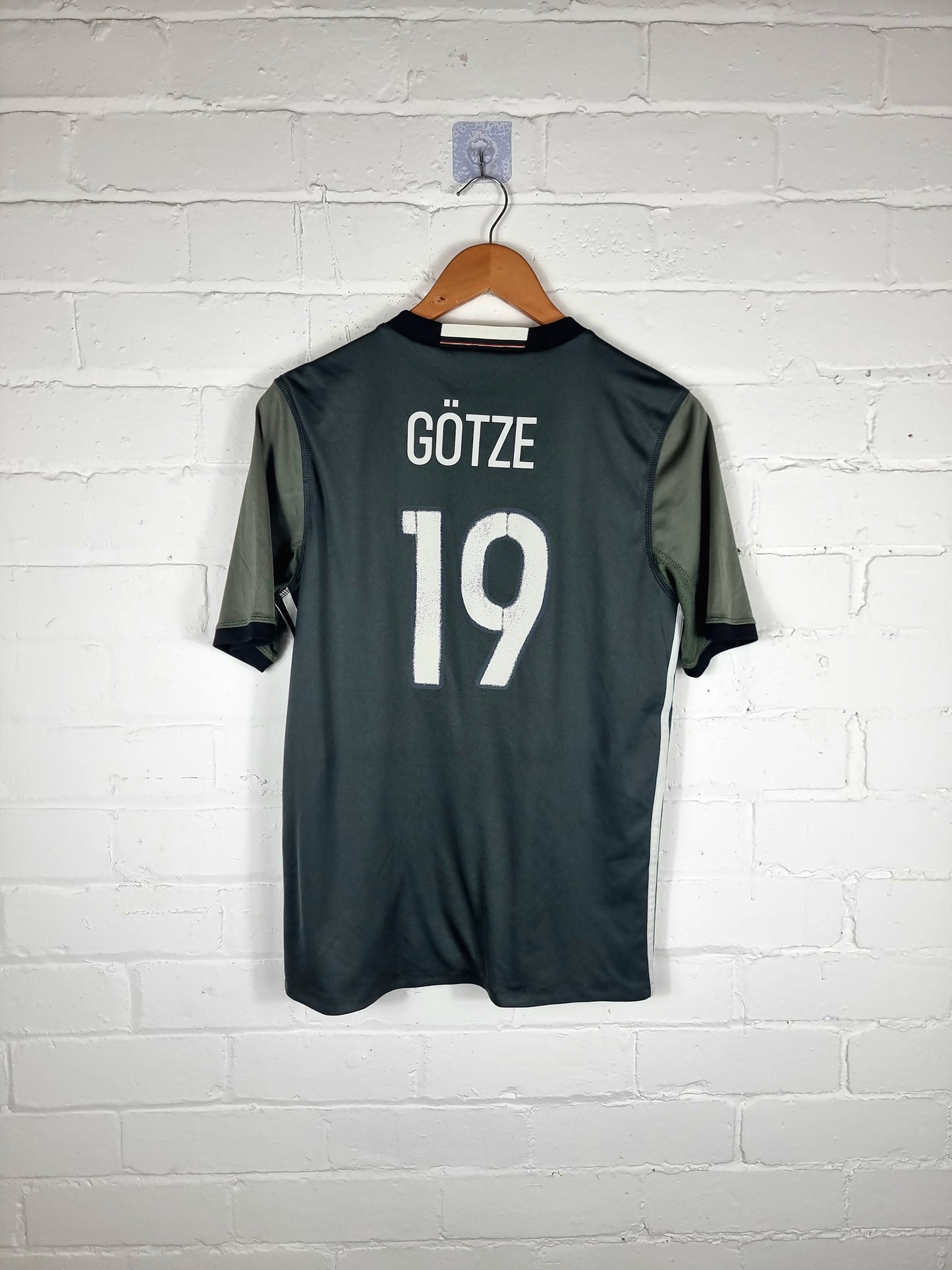 Adidas Germany 2015/16 'Gotze 19' Away Shirt Small