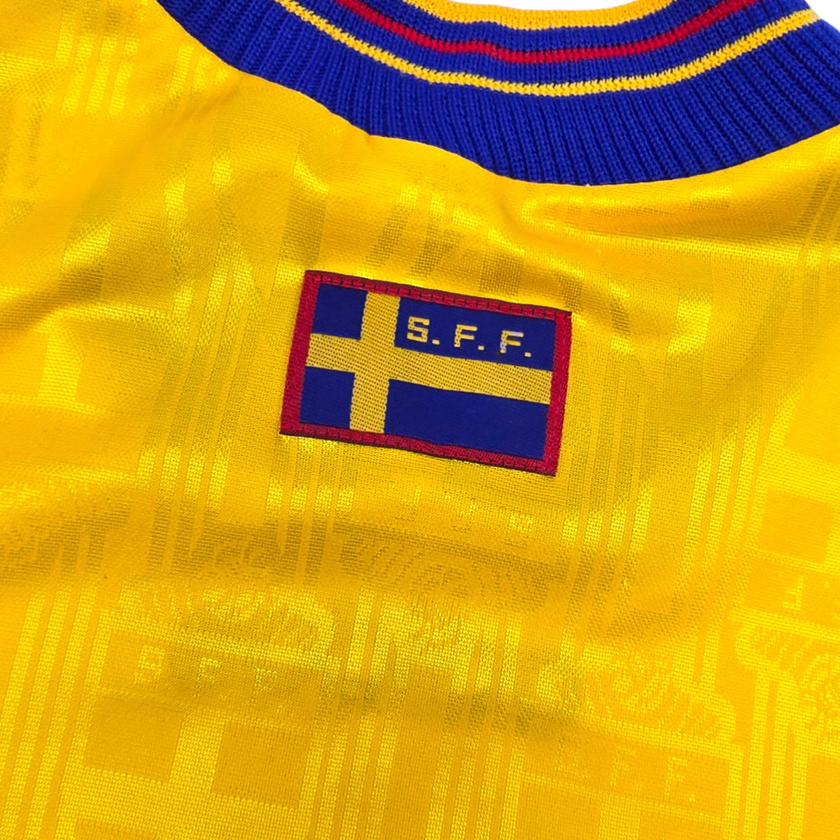 1996/98 Sweden Home Football Shirt (L) Adidas