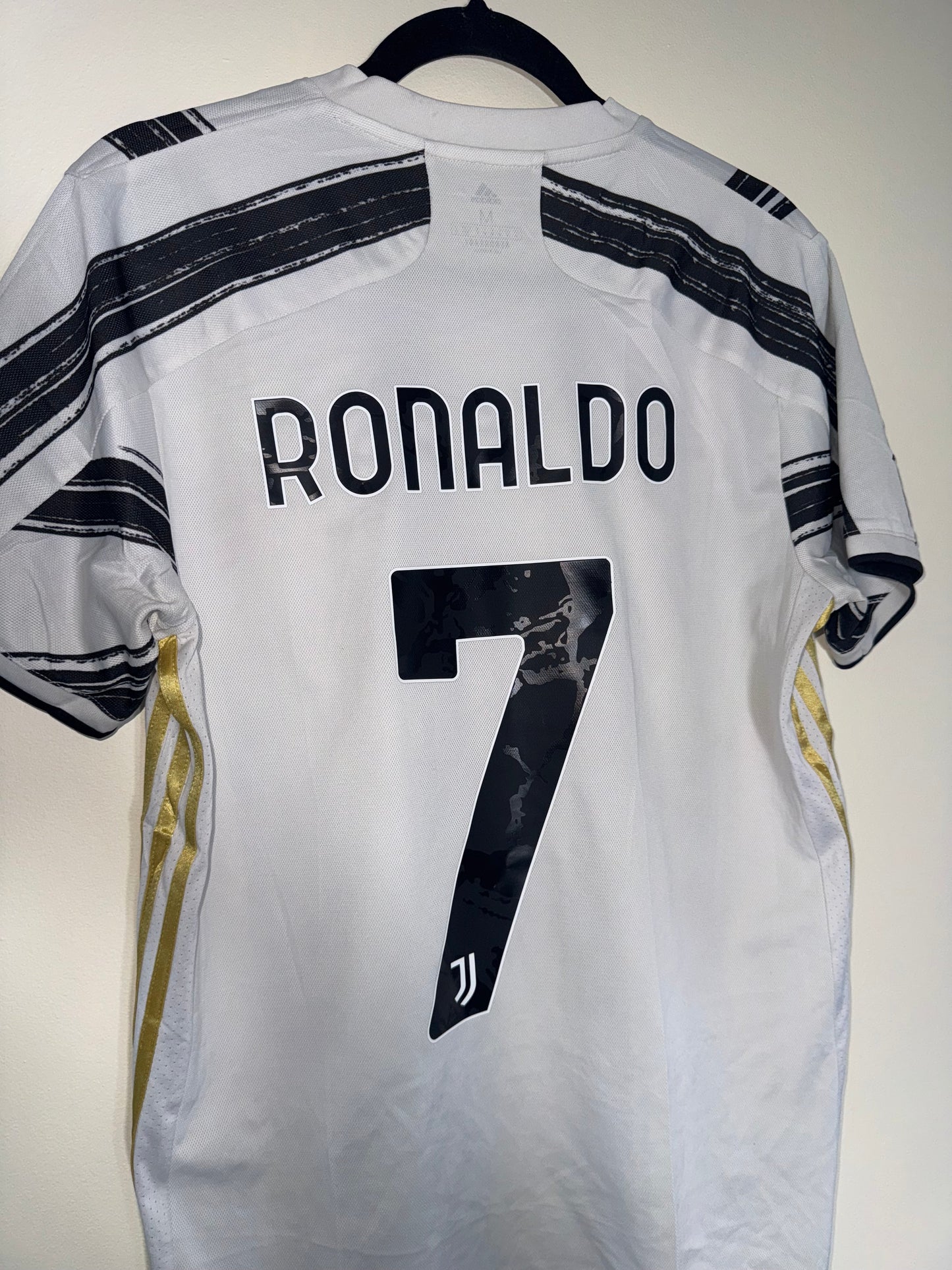 Juventus 2021/22 Home Shirt *RONALDO* M