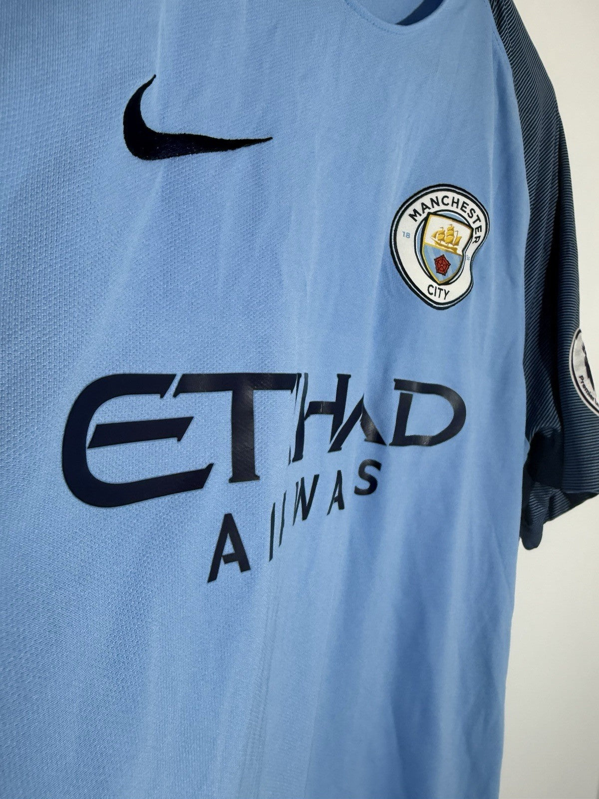 Manchester City Stones #24 2016/17 Large Home Very Good Condition 776907-489