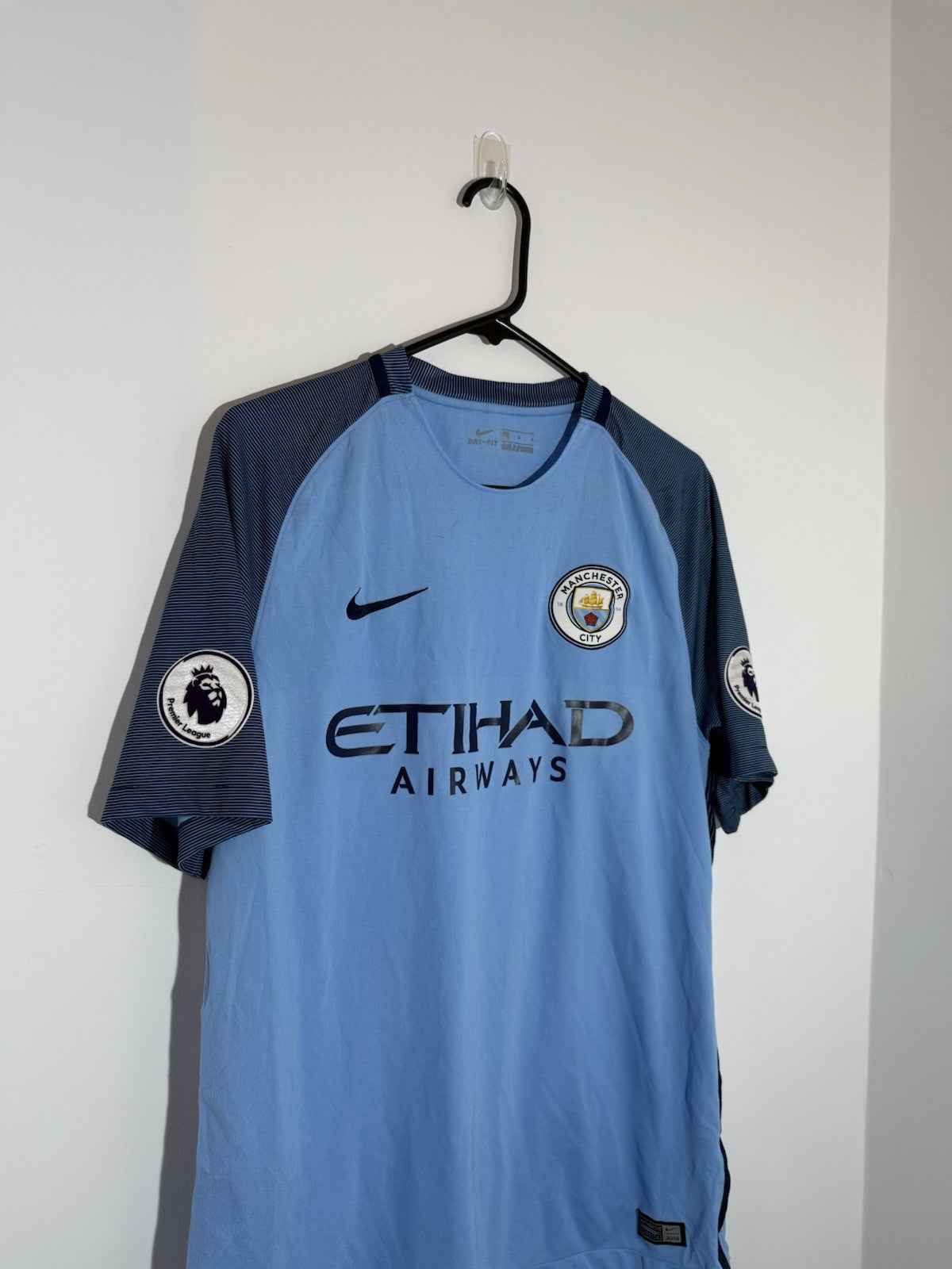 Manchester City Stones #24 2016/17 Large Home Very Good Condition 776907-489