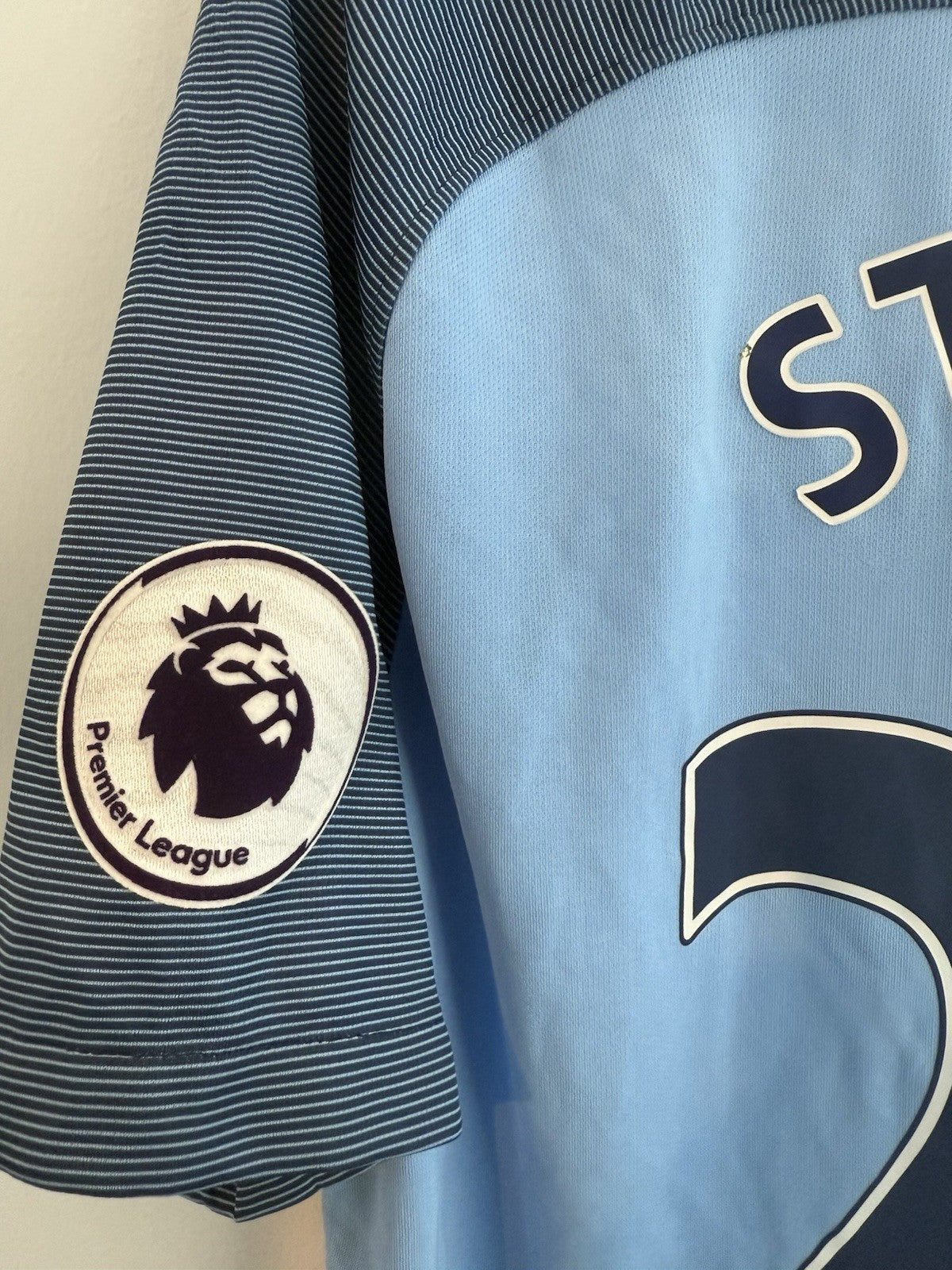 Manchester City Stones #24 2016/17 Large Home Very Good Condition 776907-489