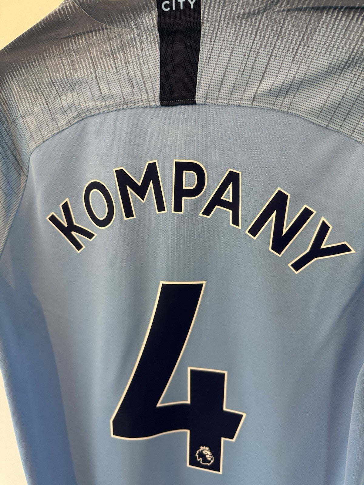 Manchester City Kompany #4 2018/19 Medium Home Excellent Condition 894431-489