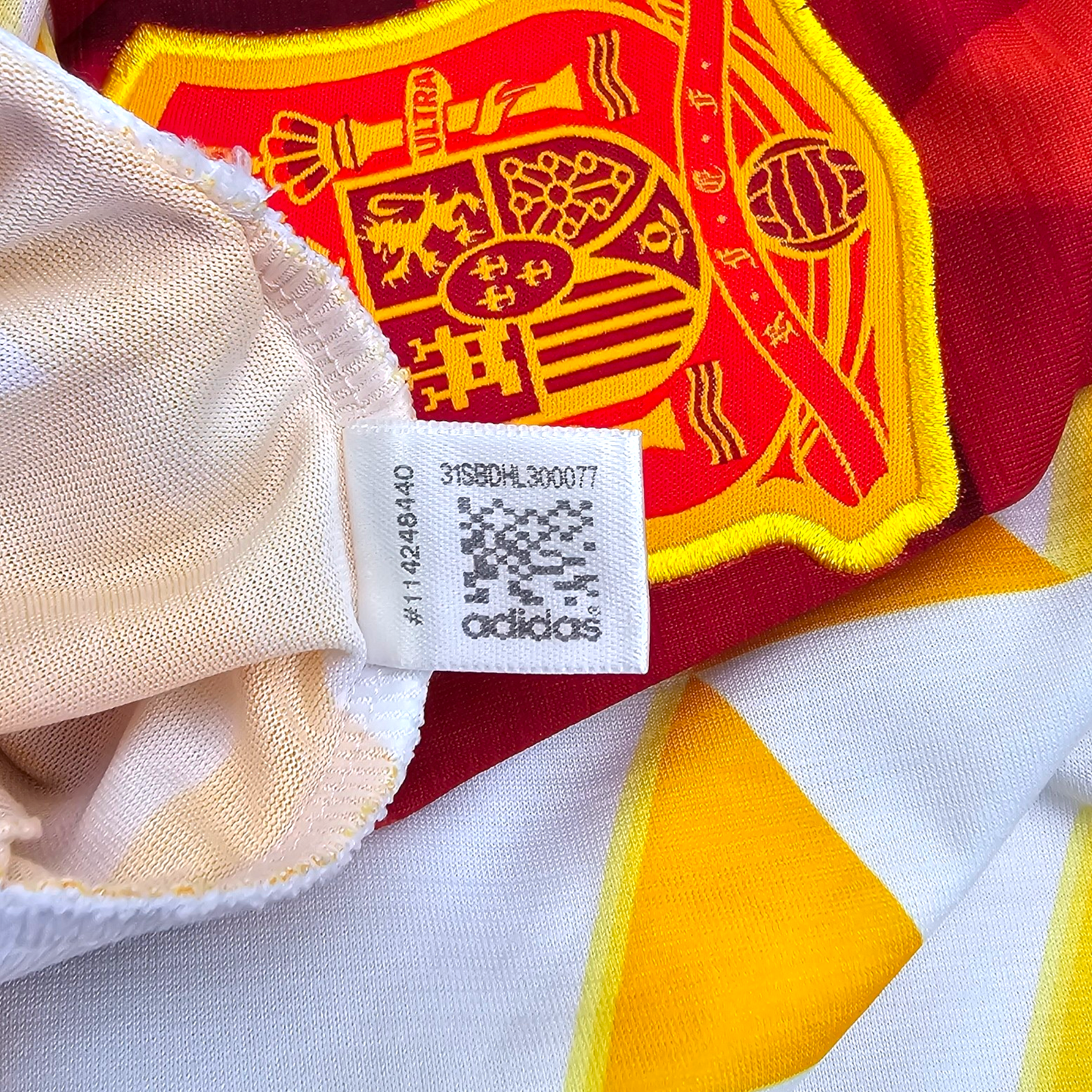 2016/17 Spain Away Football Shirt (L) Adidas #6 Iniesta