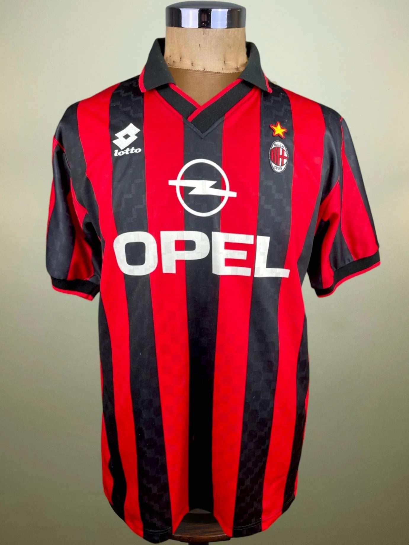 Store Shirt • AC Milan • 1995 • Lotto • Home • George Weah • Size L