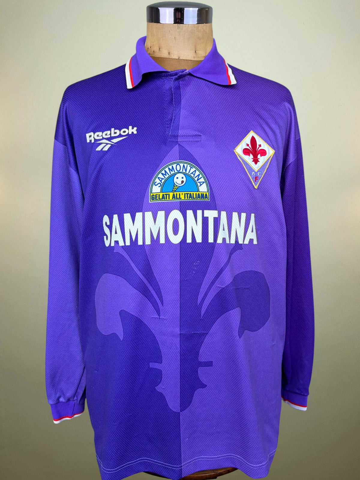  showing the back with 'BATISTUTA' and the number '9' in white with a red outline.