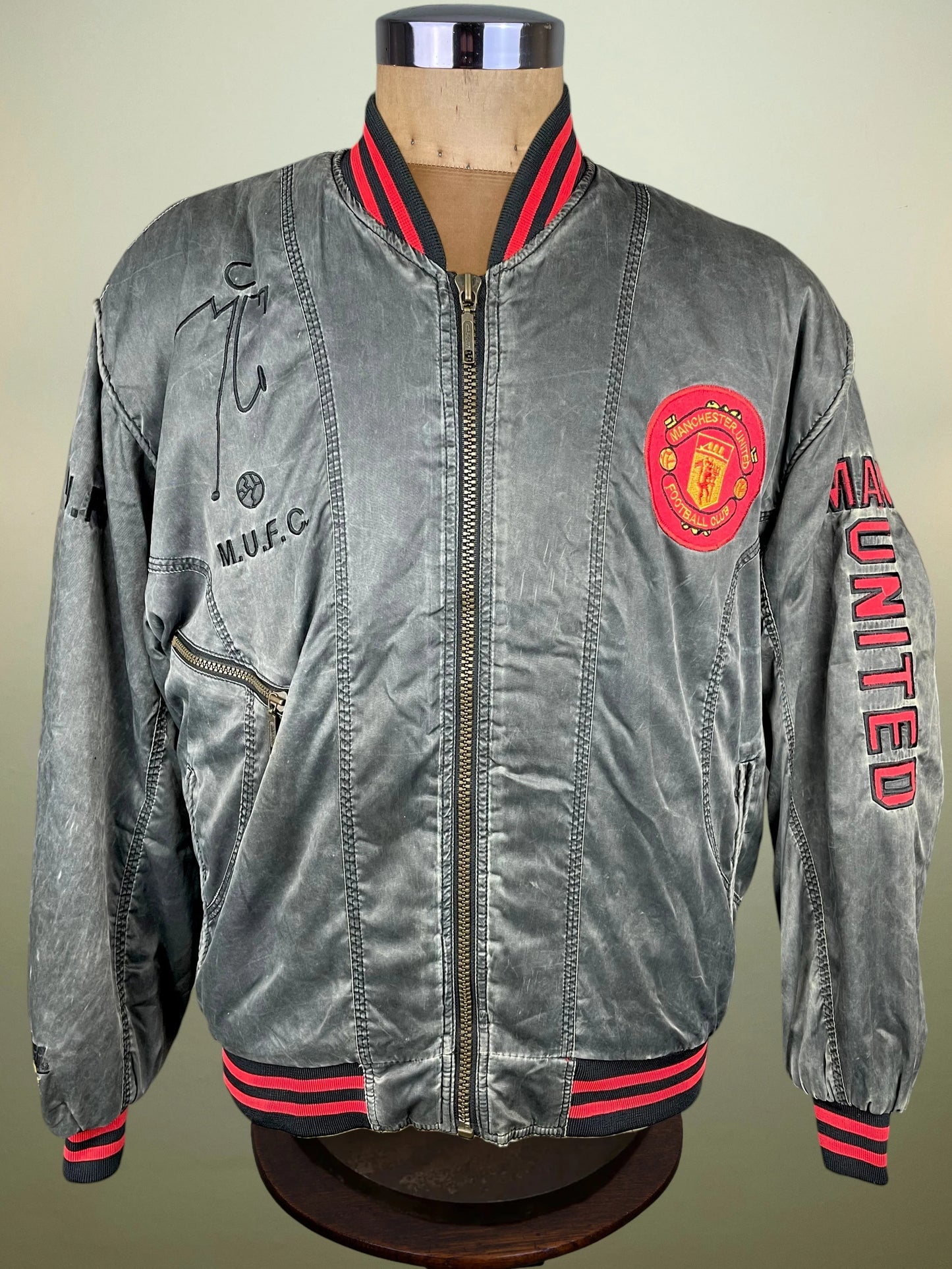  showing the back view with 'MANCHESTER UNITED' in red and yellow