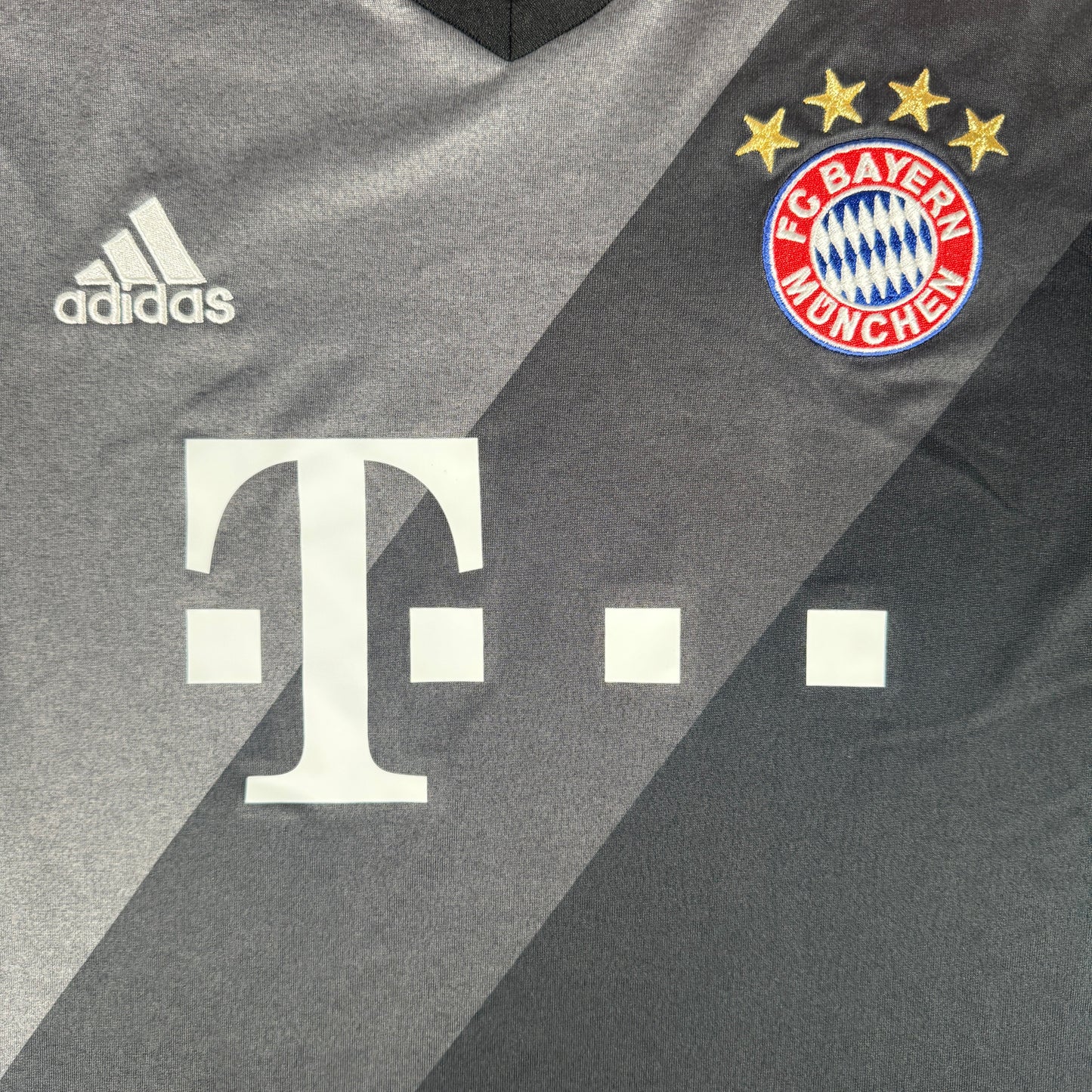 Bayern Munich 2016/2017 Away Football Shirt Large