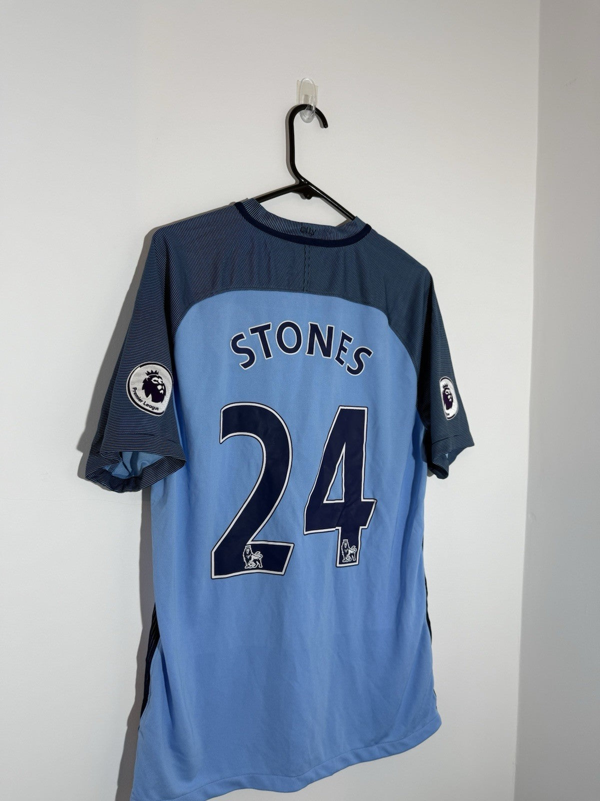 Manchester City Stones #24 2016/17 Large Home Very Good Condition 776907-489