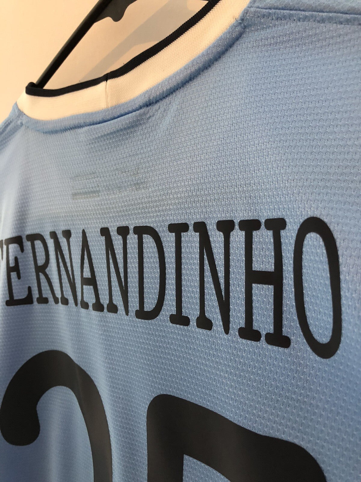 Man City Fernandinho #25 2013/14 Medium Home Excellent Condition 574863-489