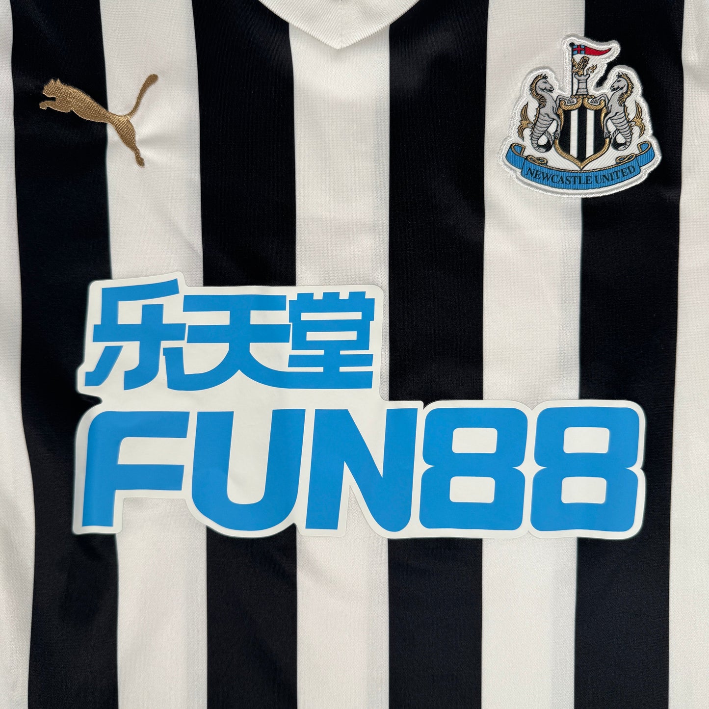 Newcastle United 2018/2019 Home Football Shirt Medium