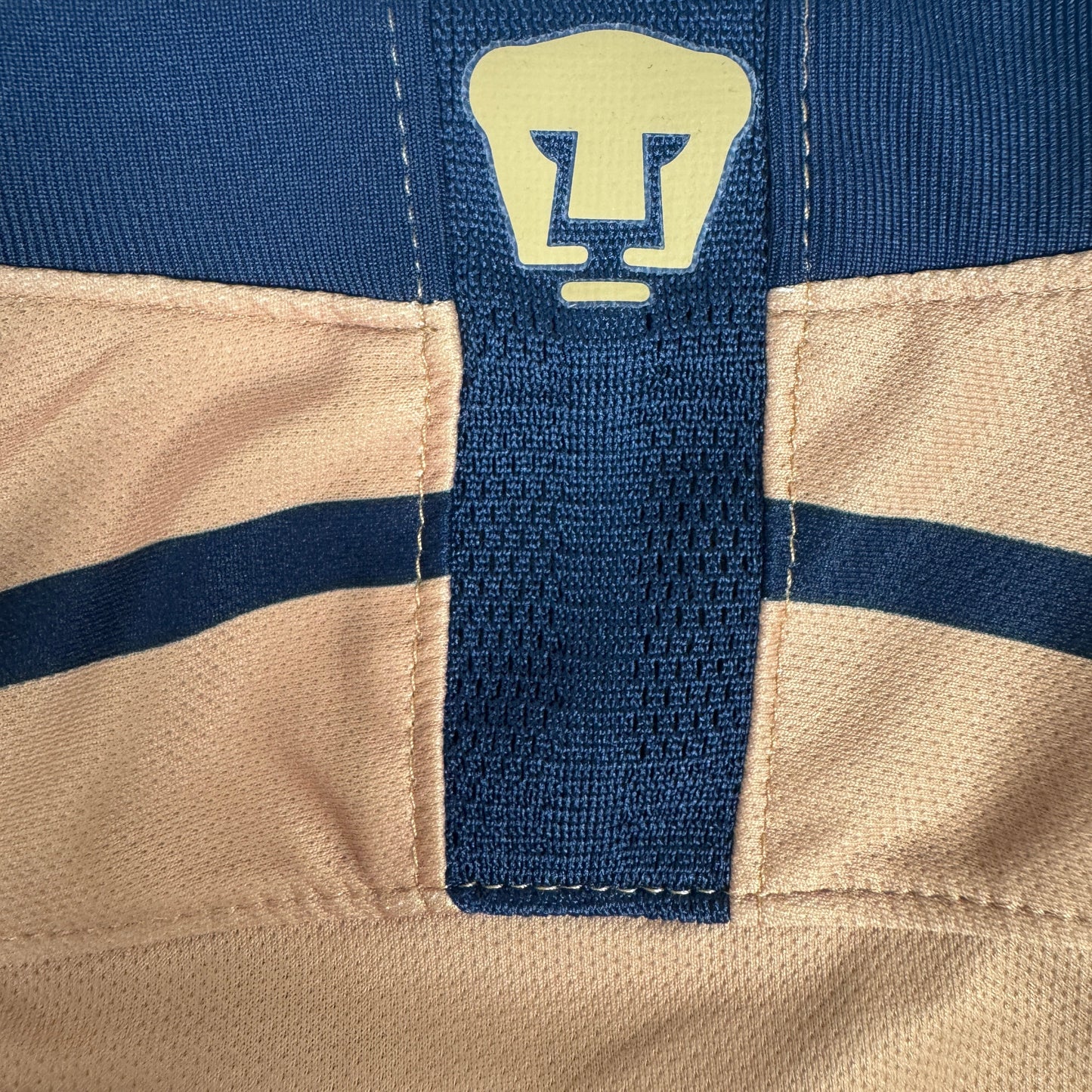 Pumas 2018/2019 Away Football Shirt Small