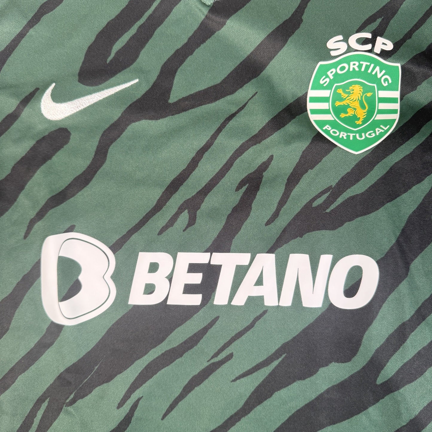 Sporting CP 2021/2022 Third Football Shirt Large